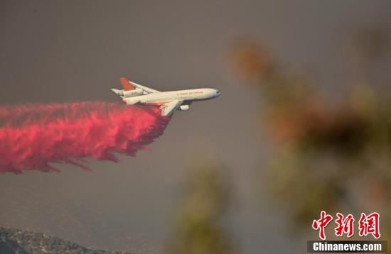 美加州南部山火持续 逾千名消防员试图控制火势