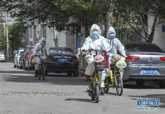 乌鲁木齐：小区里来了“跑腿小车”