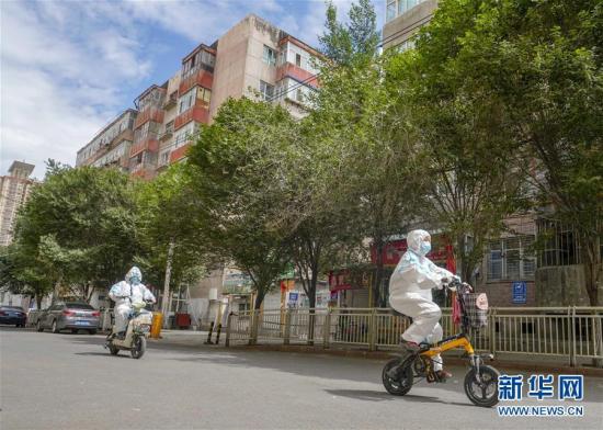 乌鲁木齐：小区里来了“跑腿小车”