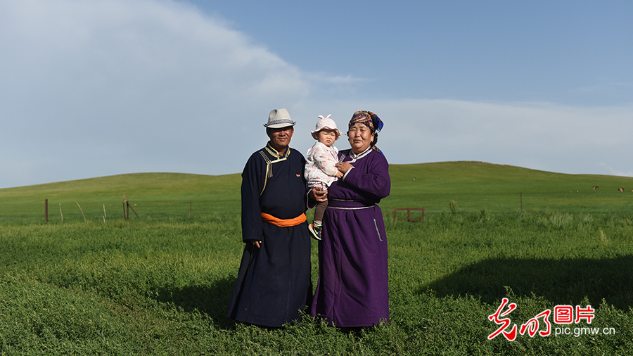 【幸福花开新边疆】草原牧民的现代生活：五畜齐全 人丁兴旺