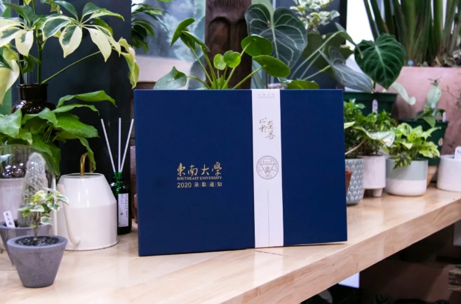 高校录取通知书又火了，这次是“盲盒”