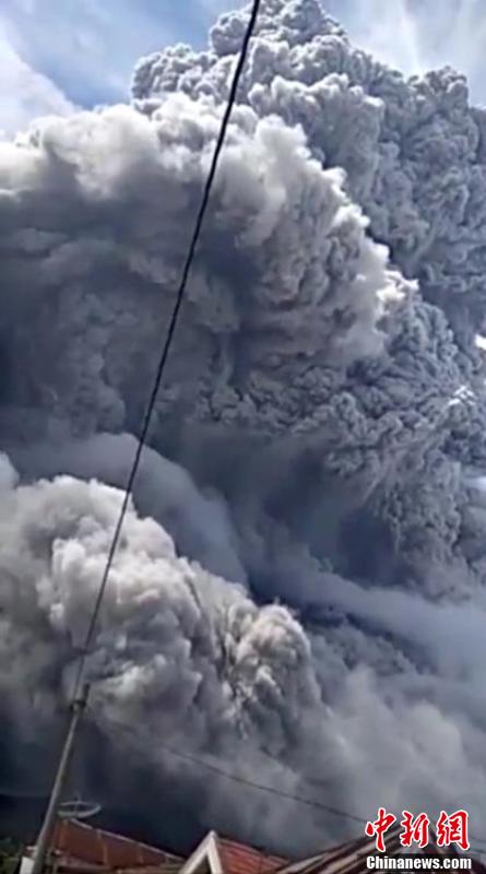 印尼锡纳朋火山喷发浓烟直冲高空