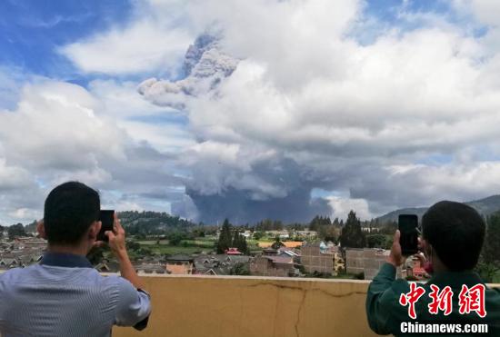 印尼锡纳朋火山喷发浓烟直冲高空