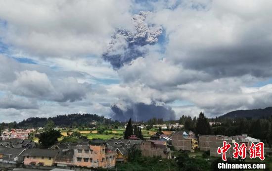 印尼锡纳朋火山喷发浓烟直冲高空