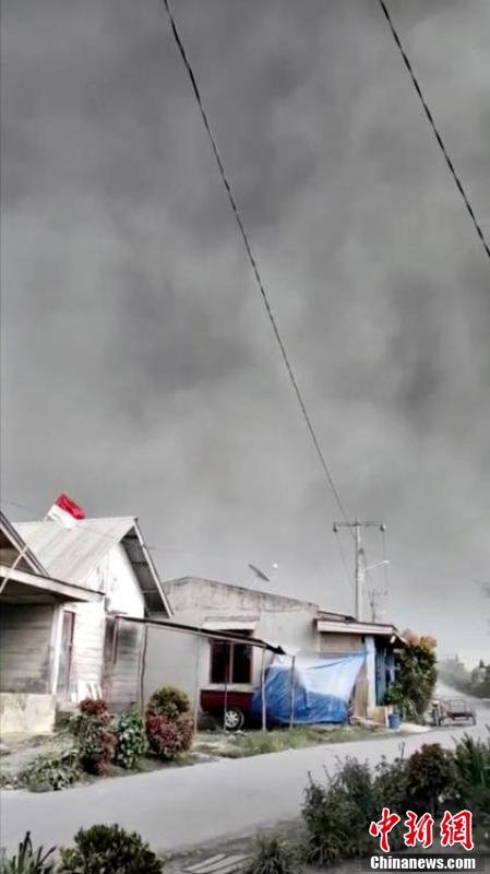 印尼锡纳朋火山喷发浓烟直冲高空