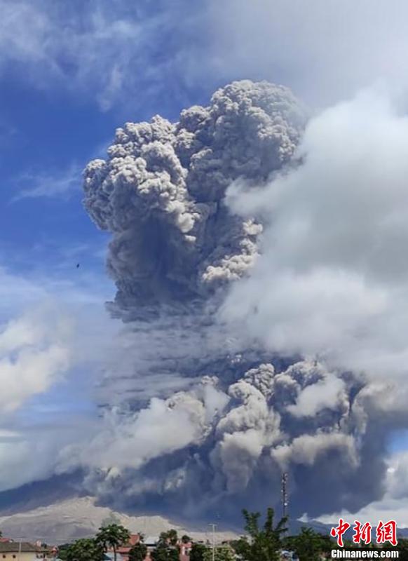 印尼锡纳朋火山喷发浓烟直冲高空