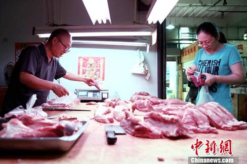 资料图：民众在菜市场购买猪肉。<a target='_blank' href='http://www.chinanews.com/'>中新社</a>记者 张远 摄