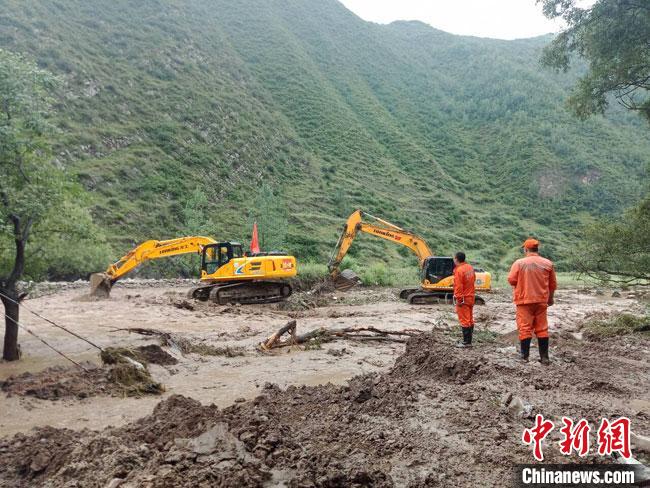 甘肃陇南大暴雨致2人遇难 多处道路因泥石流等灾害中断