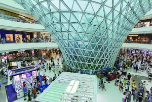 免税店内外人潮涌动 免税概念股牛气冲天 “购物天堂”打响了海南自贸港建设头炮