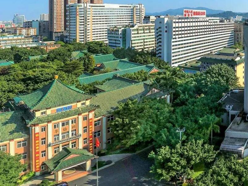 “一声‘人民军医’，就得一辈子为人民”