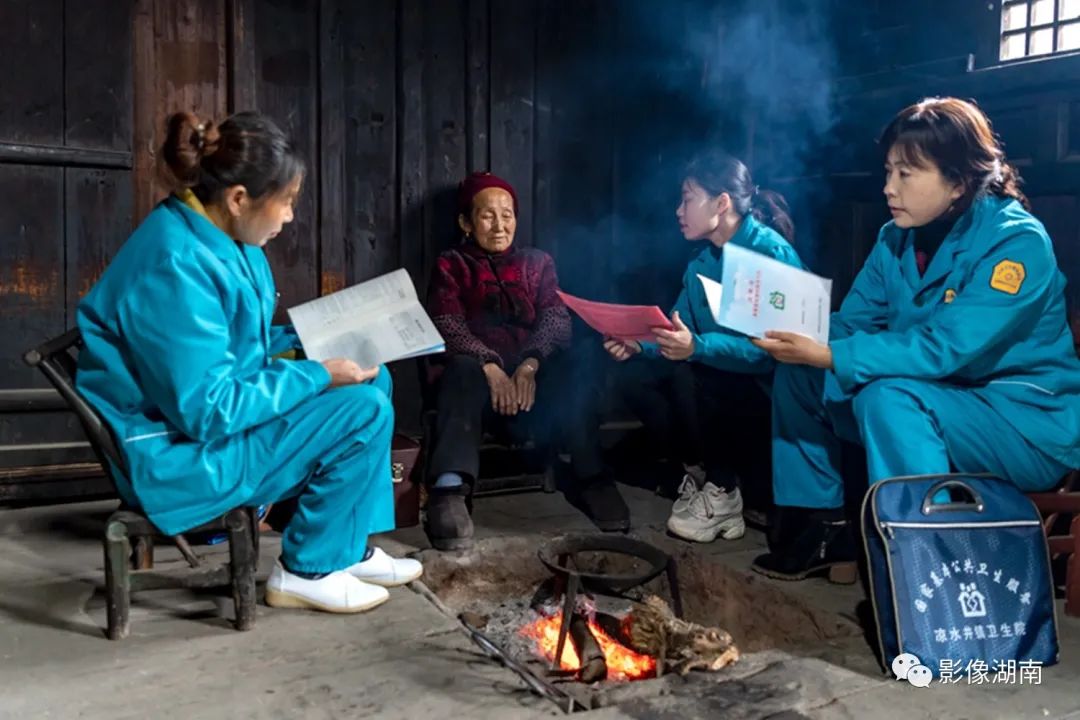 铜  奖摄影丨黄庭波《村小"大课堂"》(组图)摄影丨刘再丽《领电视 乐