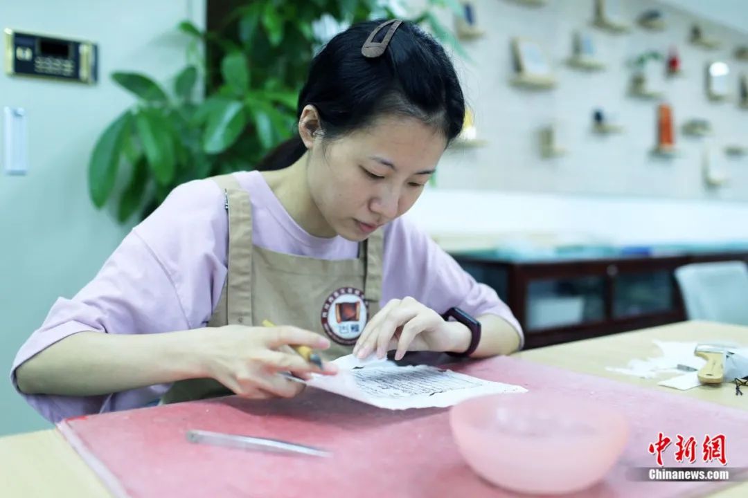 聋哑人、的哥……他们为何都选择为古籍“续命”？