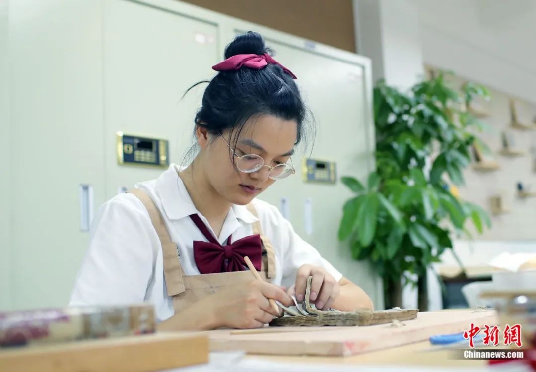 聋哑人、的哥……他们为何都选择为古籍“续命”？