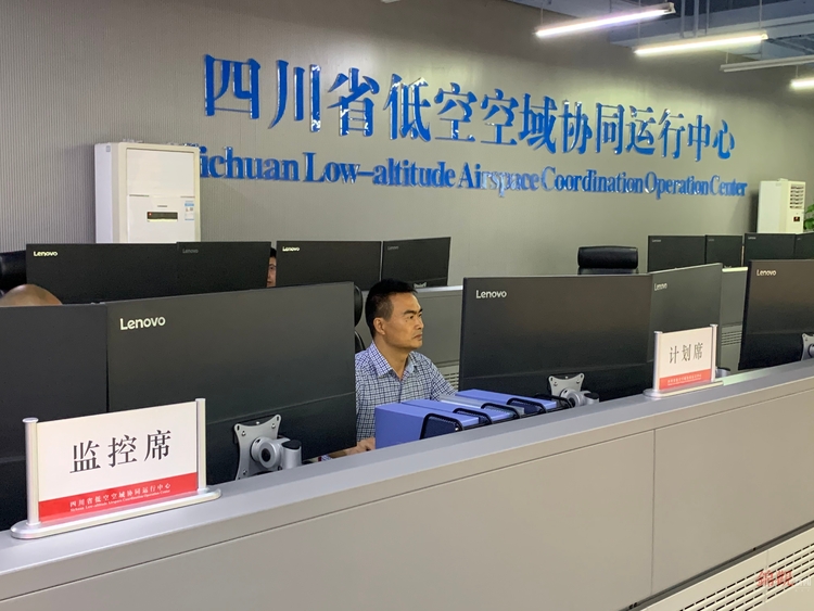 【行走自贸区】一面墙、一个窗口、一张空域图，为何让媒体采访团纷纷驻足?