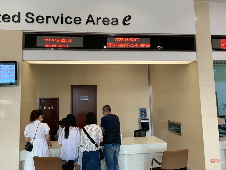 【行走自贸区】一面墙、一个窗口、一张空域图，为何让媒体采访团纷纷驻足?