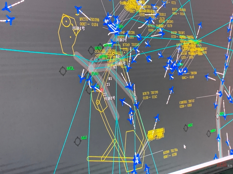 【行走自贸区】一面墙、一个窗口、一张空域图，为何让媒体采访团纷纷驻足?