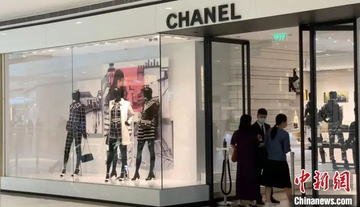 奢侈品店现排队抢购潮！晚买一天，涨价三千？