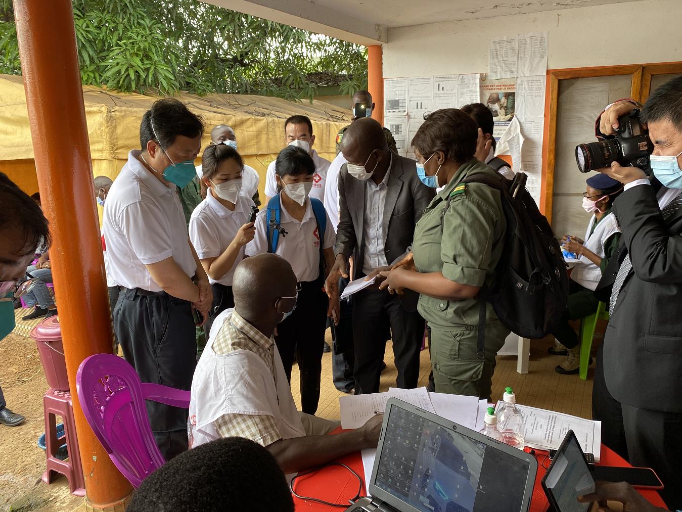 中国抗疫医疗专家组在几内亚分享核酸提取、实验室管理经验