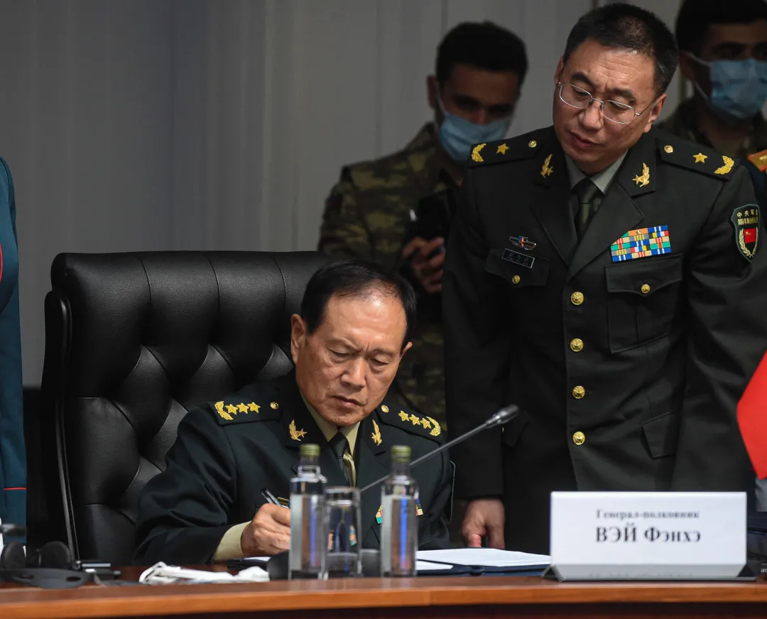国务委员兼国防部长魏凤和签署会议文件
