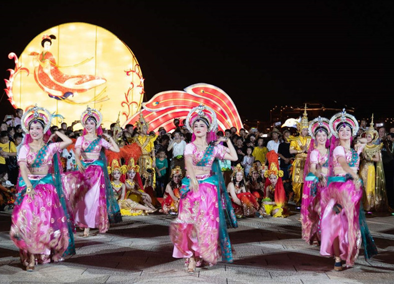 长沙铜官窑千灯节首日吸引游客1万余人次