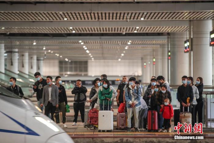 9月30日，旅客在贵阳北站站台候车。当日是国庆中秋假期前一天，全国铁路迎来出行客流高峰。 <a target='_blank' href='http://www.chinanews.com/'>中新社</a>记者 瞿宏伦 摄