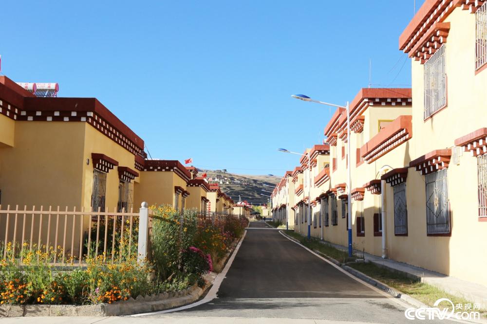 【民族团结党旗红】“搬”进美好新生活