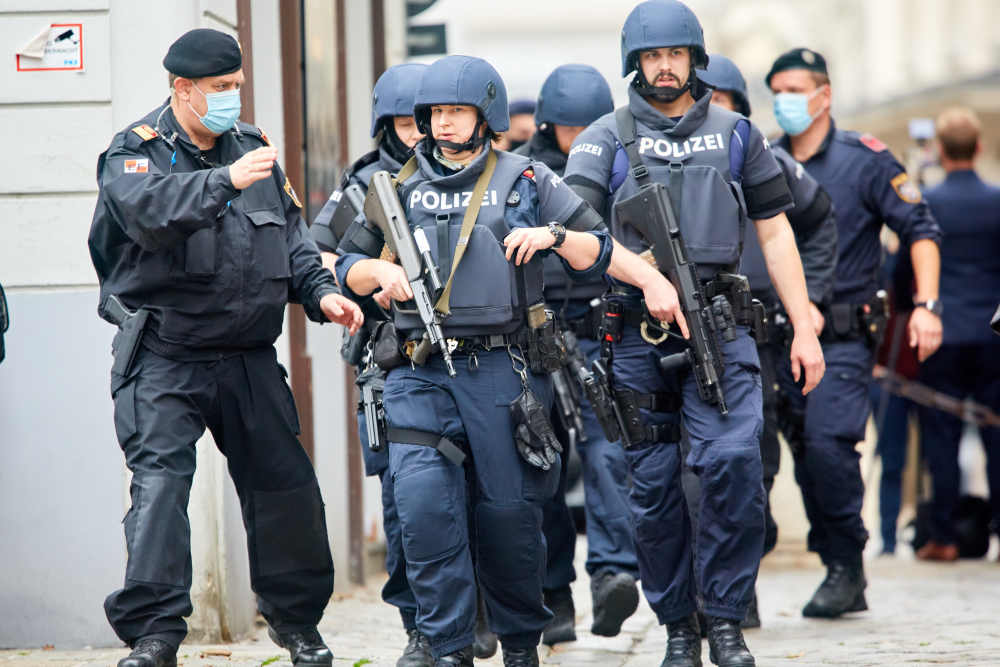 11月3日,警察在奥地利维也纳街头警戒.新华社发(乔治斯·施耐德 ) )