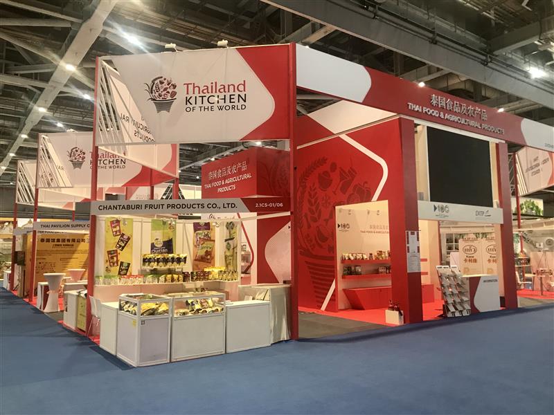 进博会现最坚强展台35台电脑代表35家展商展品是空瓶子外包装