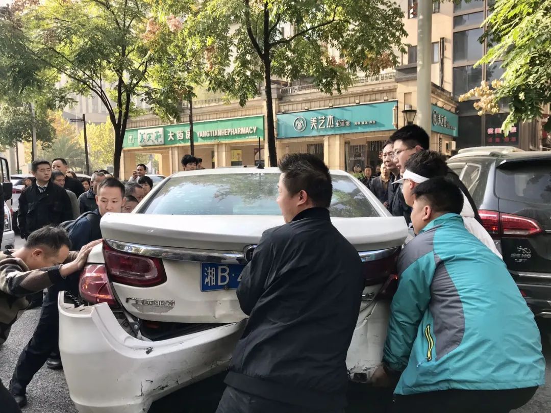 湖南岳阳婚车车祸：喜事变丧事，司机安全驾驶引发关注-度小视