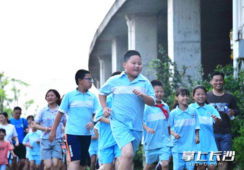 跟着校长去跑步！长沙10多位中小学校长带领师生家长一起晨跑