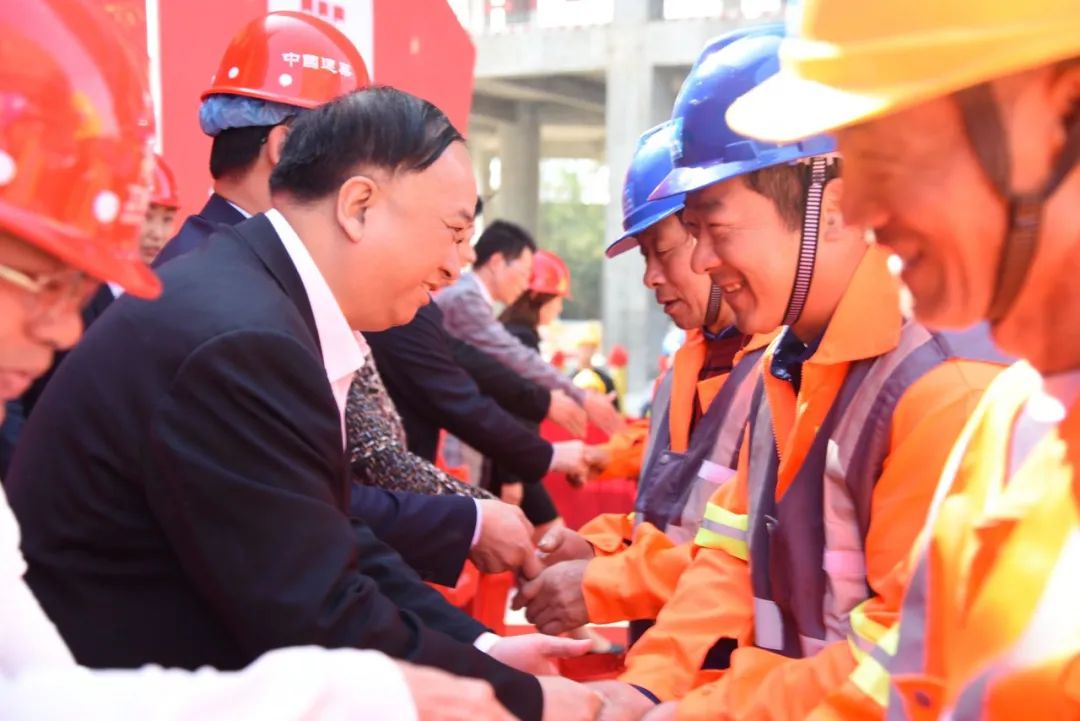 谭敦龙等人给一线工人发放慰问品据悉,"工惠驿家"中南总部项目是省