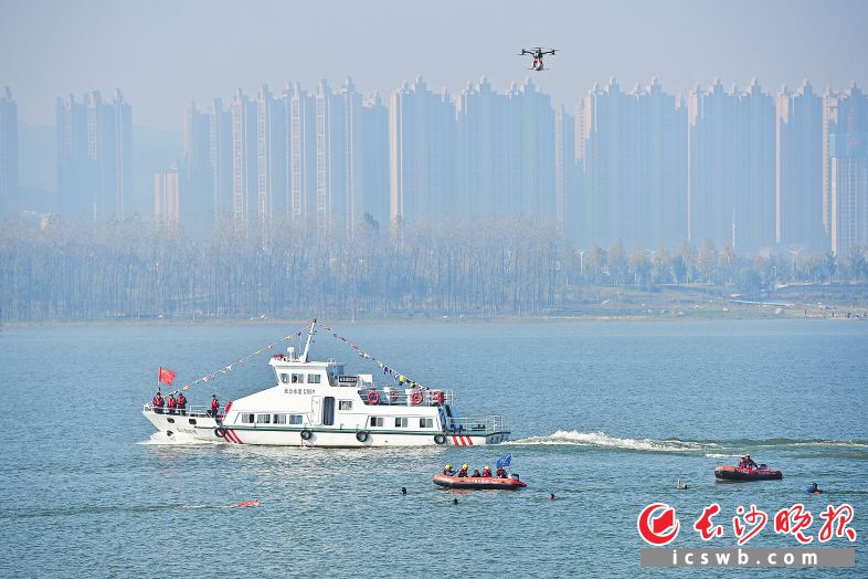 无人机抛投救生圈救下落水者 这场演习展现了长沙水上应急救援实力