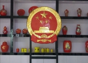 陶瓷国徽在中国红博会首发 攻克传统木质国徽易风化褪色难题