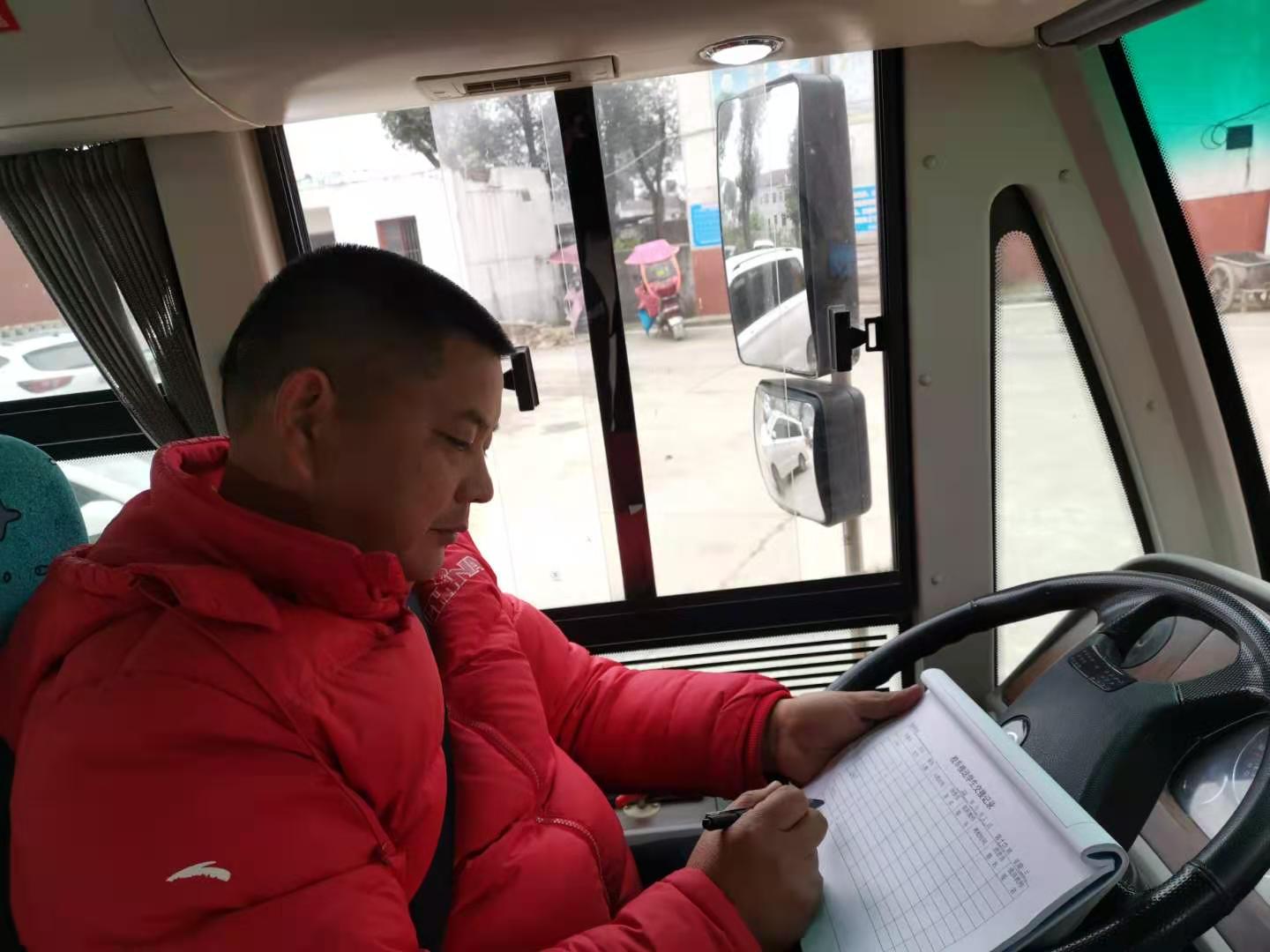 校车司机刘中华:扎根桃花山 情系学生安全