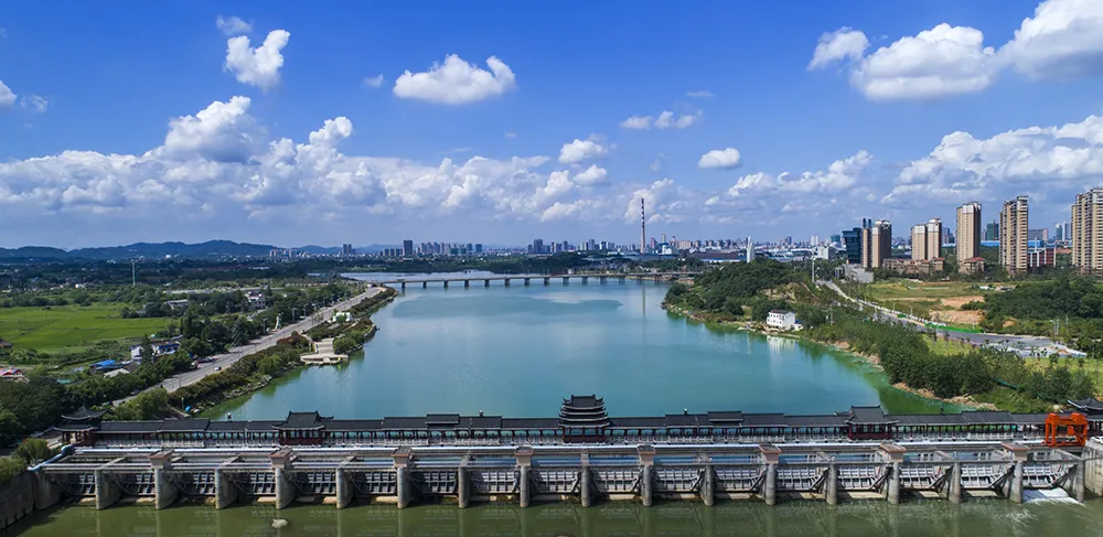江背镇三叉河河口  彭家瑞摄      ▲马桥河碧水蓝天相互映衬