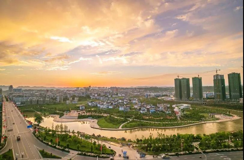 湘西土家族苗族自治州龙山县果利河沿岸风光无限好,太平山顶佛光普照