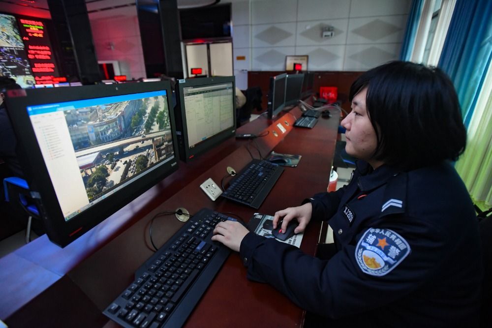 1月8日,在长沙市公安局交通警察支队雨花大队,工作人员通过视频监 