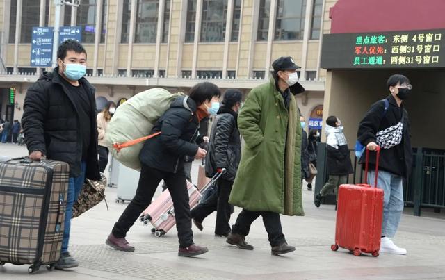 疫情形势依然严峻复杂，今年春节能否回家过年？多地这样建议
