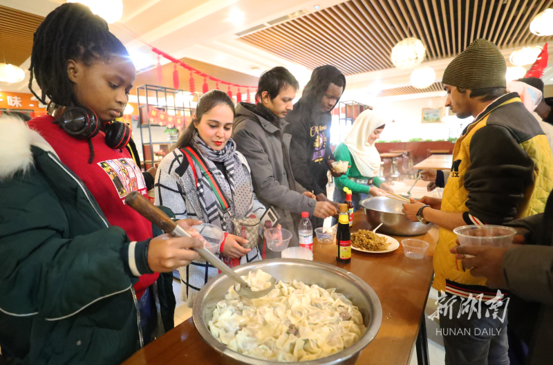 2月4日,南華大學學生食堂,留校過年的留學生在吃餃子.