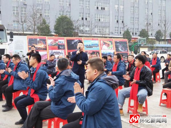 市艺术馆为张吉怀高铁就地过年员工送“文化年货”