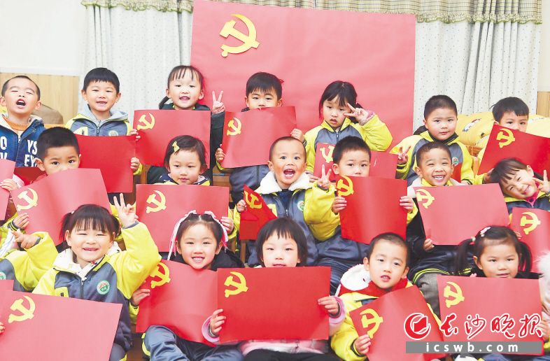 长沙中小学上演励志"红色大片"