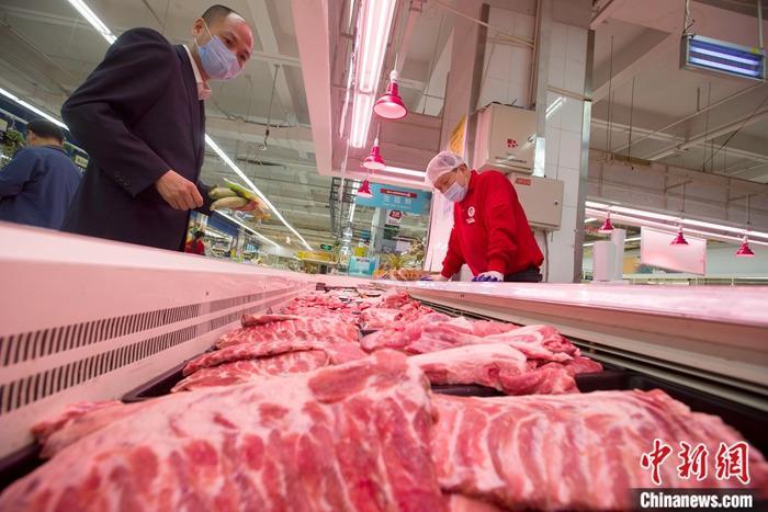 资料图：山西省太原市一超市，消费者正在选购猪肉。 <a target='_blank' href='http://www.chinanews.com/'>中新社</a>记者 张云 摄
