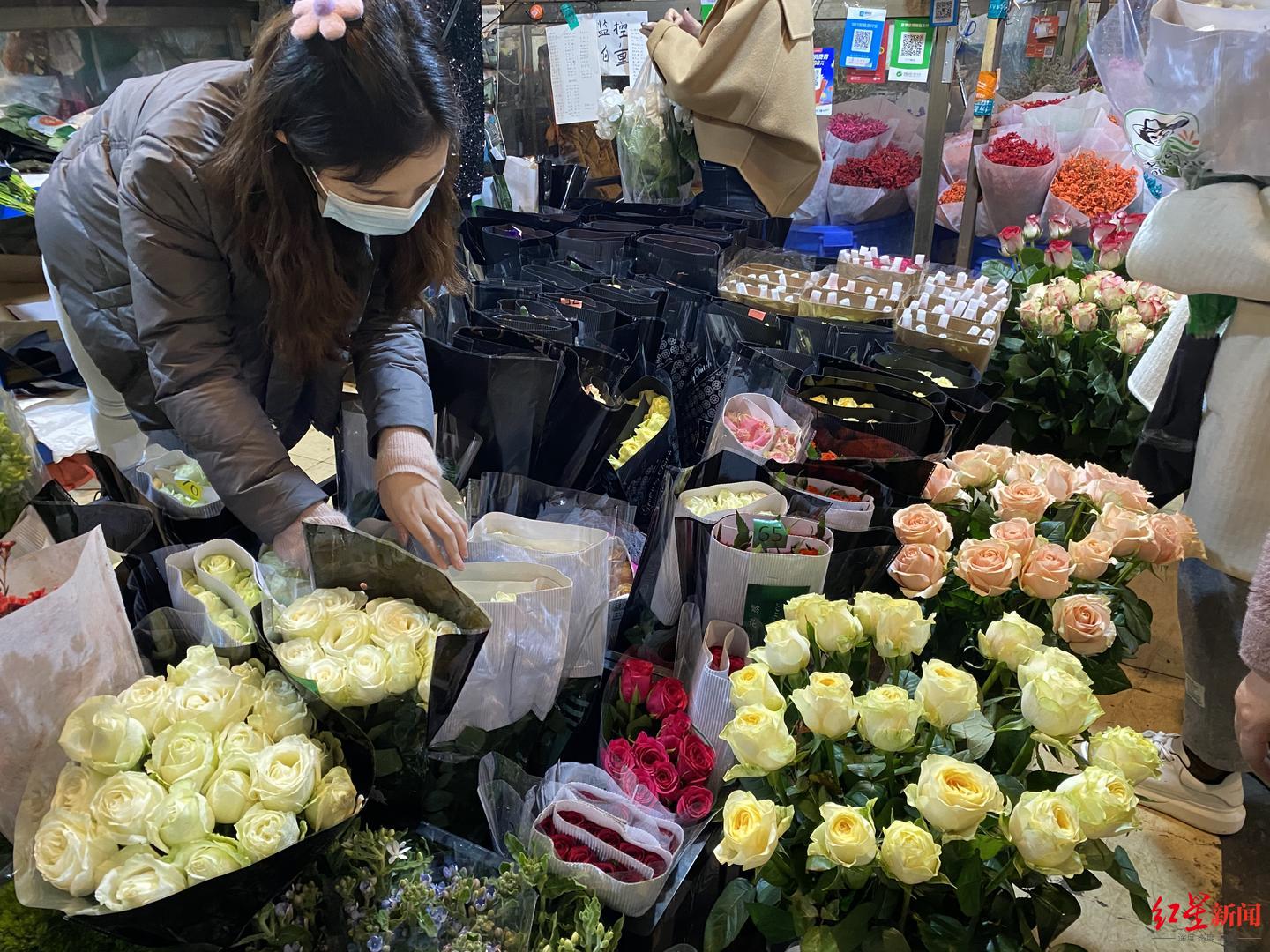 三八妇女节将至 鲜花价格猛涨 玫瑰最高翻5倍 花 生了啥 世相 新湖南