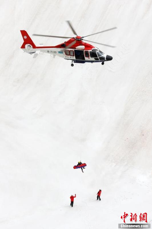 北京延慶賽區國家高山滑雪中心舉行直升機醫療救援實戰演練