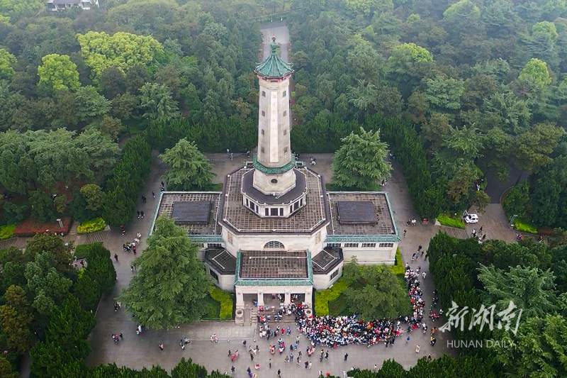 4月3日,湖南烈士公园,市民,游客排队进入烈士纪念塔陈列馆参观.