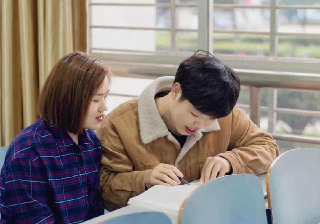 这三对"学霸情侣"喜提研究生录取书-新湖南