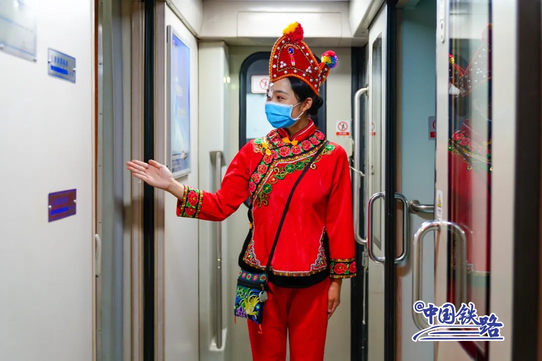 k9632/9633,k9634/9631次列车往返于昆明至丽江间,夕发朝至,上车睡