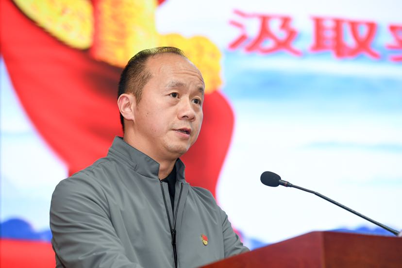 处级公务员班学员代表,湘潭市岳塘区委副书记肖定安指出,学习党史要与