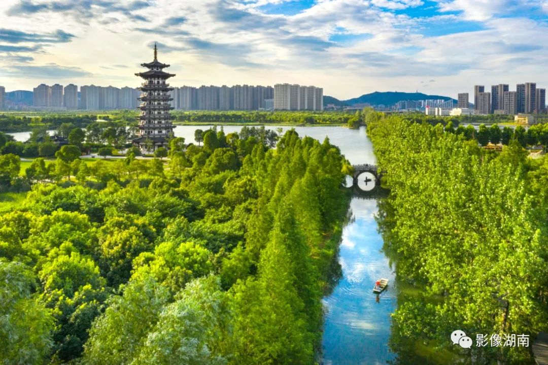 春风又绿江南岸,一江碧水向东流