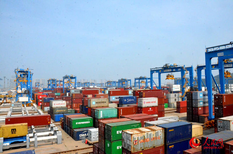 全自动无人化集装箱堆场.人民网记者 孙博洋摄